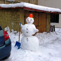 Foto: Dažādās Latvijas vietās savelti amizanti sniegavīri