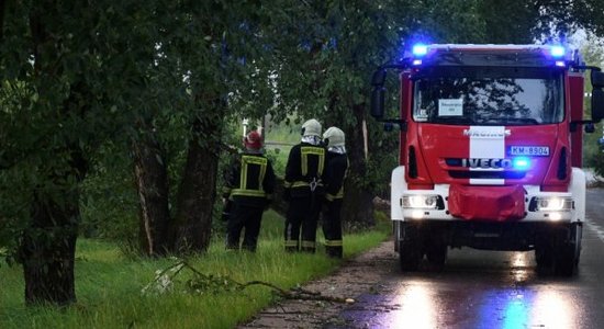 На Югле из горящего здания спасены два человека