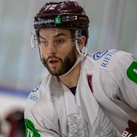 Latvijas hokejisti zaudējumā pret Šveici abus vārtus gūst vairākumā