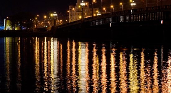 ЧП в ближней Пардаугаве: грузовик врезался в стену дома; в Даугаву пролилось топливо