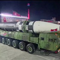 Ziemeļkoreja armijas parādē demonstrē jaunu starpkontinentālo raķeti