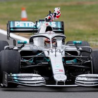 Hamiltons turpina dominēt F-1 sacīkstēs, izcīnot kārtējo 'pole position'