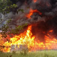 Ликвидирован обширный пожар в Юрмале: нелегальная свалка горела почти 60 часов