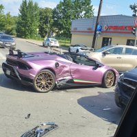 ФОТО, ВИДЕО: в ДТП на ул. Бривибас попал эксклюзивный суперкар Lamborghini за 300 000 евро