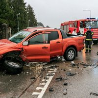 Igaunijā pamatīgā avārijā 'BMW' ietriekusies 'Ford'