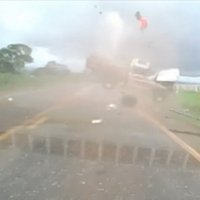 Video: Brazīlijā no kūleņojošas automašīnas izlido pasažieris