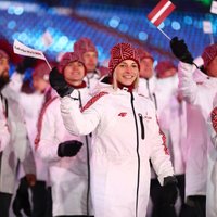 Foto: Latvijas olimpieši stalti un ar smaidu iesoļo Phjončhanas spēļu stadionā