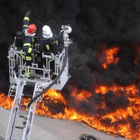 Ārkārtas gadījumos glābējiem aizvien nav piekļuves daudzstāvu namiem, vēsta raidījums