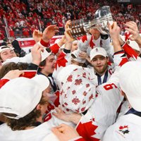 Kanādas juniori izsēj pārsvaru, bet dramatiski 20. reizi kļūst par pasaules čempioniem