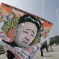 Kims Čenuns 'uzmet lūpu' – liek arestēt tos, kas viņa dzimšanas dienā aizbēguši no valsts
