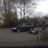 Avārijas video: Rīgā motorolleris ietriecas automašīnā