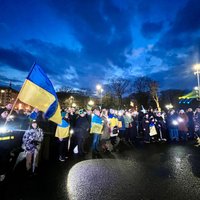 Foto, video: Vairāki simti cilvēku dodas gaismas gājienā Ukrainas atbalstam