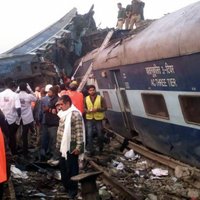 Indijā nobraucot no sliedēm pasažieru vilcienam, vismaz 116 bojāgājušie