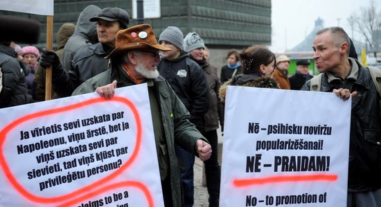 ФОТО: Антиглобалисты выступили против Европрайда-2015 в Риге