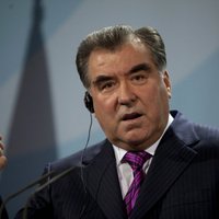 Президент Таджикистана "победил" Трампа в рукопожатии