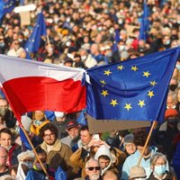Poļi demonstrācijās pauž atbalstu ES