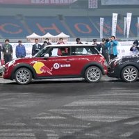 Video: Ķīnietis pārspēj auto paralēlās parkošanas Ginesa rekordu