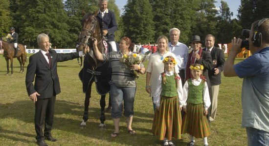 Foto: Igaunis Pills uzvar Rīgā aizvadītā PK jāšanas sportā 'Grand Prix' maršrutā