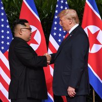 Foto: Donalds Tramps un Kims Čenuns tiekas vēsturiskā samitā Singapūrā