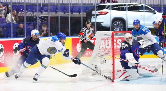 ЧМ по хоккею. Казахстан удивил Францию тремя голами из-за ворот, Канада начала с победы