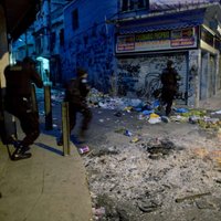 Simtiem policistu ar bruņota transporta un helikopteru atbalstu iebrukuši Riodežaneiro graustu rajonos