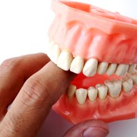 Kur vērsties, ja zobi maina savu atrašanās vietu?