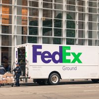Kurjerpasta milžu darījums: 'FedEx' iegādājas 'TNT Express'