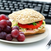 Kā darbā remdēt pēcpusdienas izsalkumu? 10 garšīgas idejas