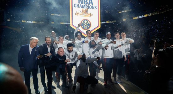 Jaunā NBA sezona sākas ar čempionu godināšanu un 'Nuggets' uzvaru