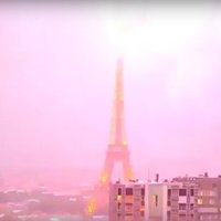 Video: Parīzes Eifeļa tornī iesper zibens