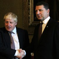 Tiekoties ar Vējoni, Boriss Džonsons paziņo par aizsardzības atbalsta palielināšanu Baltijai