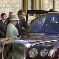 Елизавету II рассмешил Bentley, который завелся с седьмого раза