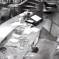 Video: Sieviete Parīzes restorānā glābjas no terorista ložu šalts