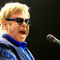 Eltons Džons koncertā Maskavā nopeļ antihomoseksuāļu likumu