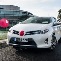 Ar 'sarkano degunu' automobiļiem 'Toyota' cer iekasēt miljonu