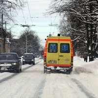 Rīgā saduras vieglā automašīna un 'ātrās palīdzības' dienesta auto