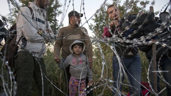 Ungārijā izveidota dzeloņstiepļu barjera imigrantu plūsmas ierobežošanai - 3