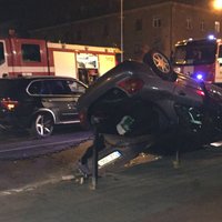 ФОТО: Авария в Елгаве – водитель Ford потерял управление, врезался в BMW и перевернулся