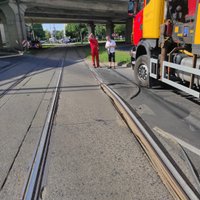 Karstuma dēļ svētdien Rīgā pie Dienvidu tilta deformējusies tramvaja sliede