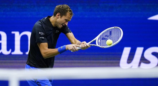 Medvedevs pieveic Zverevu un iekļūst ATP sezonas noslēguma turnīra pusfinālā