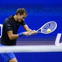 Medvedevs veiksmīgi turpina titula aizstāvēšanu un iekļūst "US Open" trešajā kārtā