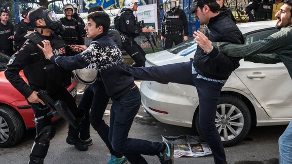 Protesti Turcijā pie opozīcijas laikraksta "Zaman" redakcijas - 5