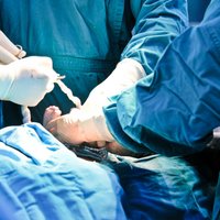 Bērna nāve dzemdībās Jūrmalā: apgabaltiesa piespriež 38 000 eiro naudas sodu diviem ārstiem