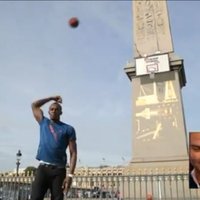 Video: Useins Bolts demonstrē Tonijam Pārkeram neticamu basketbola meistarību