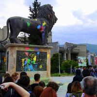 Foto: Maķedonijas jaunieši sarīko īstu krāsaino revolūciju
