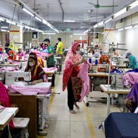 Apģērbu tirgotāji 'slīkst' krājumos, bet rūpnīcas cīnās par izdzīvošanu