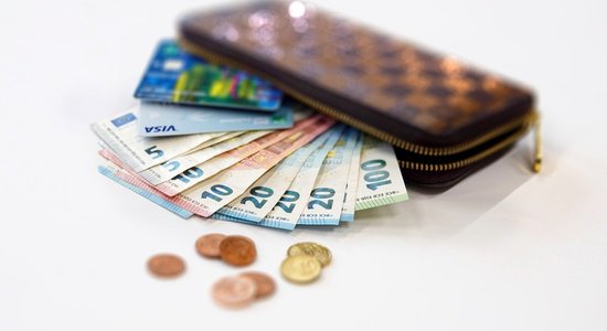 Латвийцев призывают подписать инициативу за обнародование зарплат госчиновников