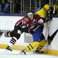 Fotoreportāža: Latvijas hokeja izlase cienīgā spēlē zaudē zviedriem