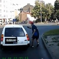 Пьяный пешеход "чесал" на красный, расстроился, что его не пропустили (видео)