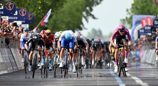 Skujiņš 'Giro d'Italia' posmā finišē lielajā grupā ar uzvarētāju